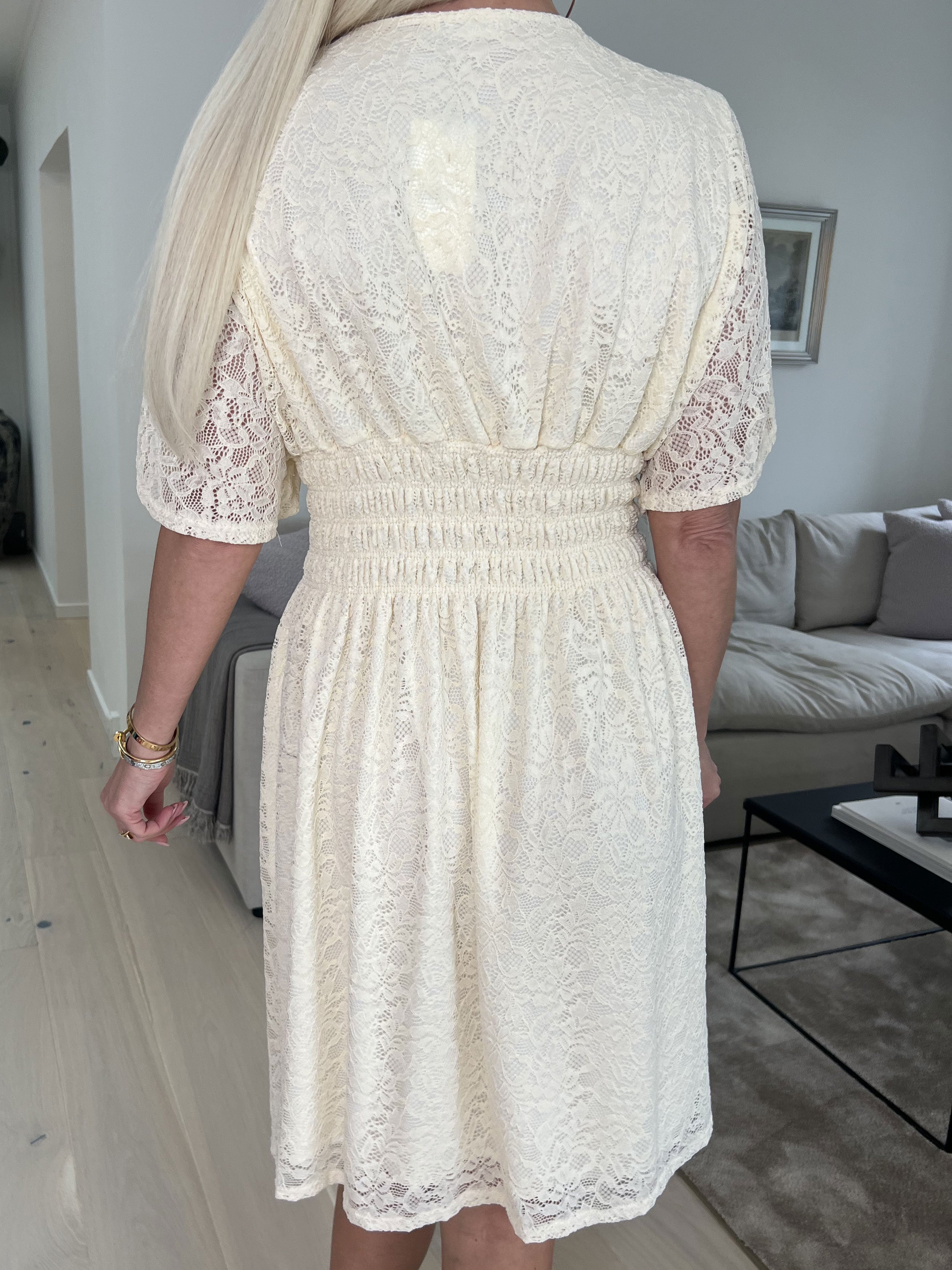 Pams Lace Short S/S - Kort blondekjole med korte ærmer